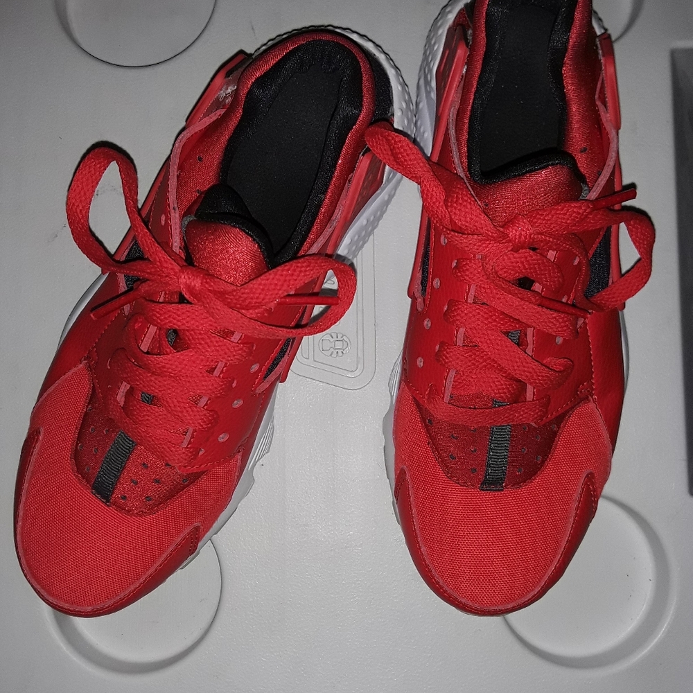 Red Nike Air Huarache sneakers 4.5